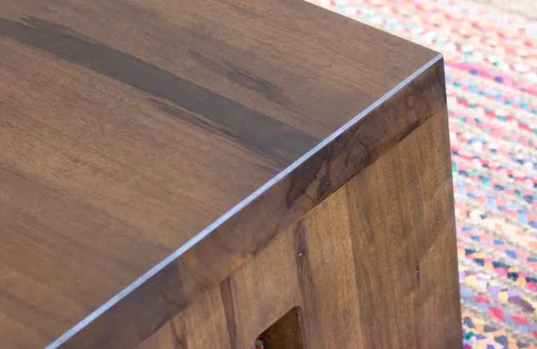 Fabrication d'une table basse sur-mesure en Fraké, conçu pour des clients modernes dans un immeuble ancien. Massif et design.