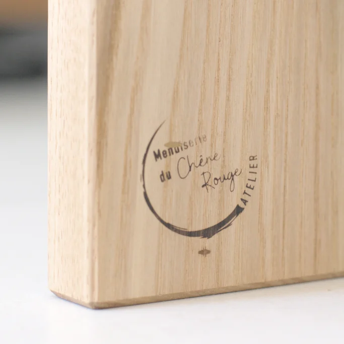Marque sur un objet en bois clair avec le texte "Maison de l'Ordre Rouge".