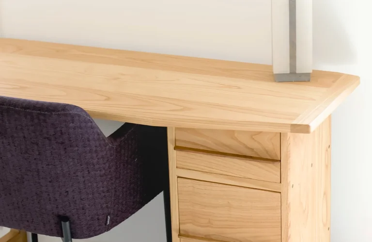 Fabrication d'un bureau d'appoint, plateau et tiroirs en Châtaigner, piètement et détails en Noyer. Poignées minimalistes.